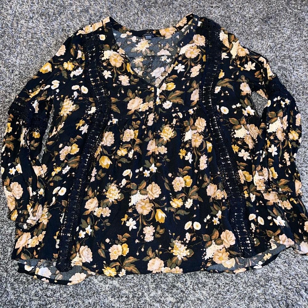 American Eagle Outfitters Black and Cream Floral Blouse